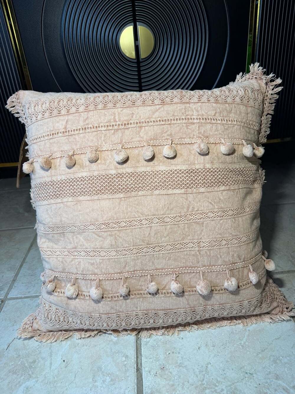 LR Home Homestead 20-in x 20-in Beige/White Indoor Decorative Pillow